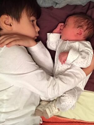 Ayza Vagapova Instagram - Пожалуй, сегодня подходящий день, чтобы назвать свой самый большой страх, дать выход этому чувству и постараться избавиться от него…

За два месяца до того, как внутри меня, в унисон моему сердцу, забилось маленькое сердечко Элвиса, я потеряла малыша. У меня была замершая беременность, и врачи настоятельно рекомендовали не беременеть год, но я не послушала и уже через полтора месяца снова забеременела.

Беременность прошла хорошо, малыш был в полном порядке, а вот я — нет.
Я жила в постоянном страхе, что снова потеряю ребёнка. За эти 40 недель я буквально свела свой мозг с ума — тревога не отпускала меня ни на минуту. Я ходила к врачам слушать сердцебиение через день. Я бесконечно сдавала анализы, прислушивалась к каждому сигналу своего тела и даже придумала себе странный «тест»: представляла тофу. Если меня тошнило от одной мысли о нём — значит, с малышом всё в порядке.

Я очень хотела родить Элвиса самостоятельно, но после 22 часов схваток у меня не получилось, и мне сделали экстренное кесарево. Я увидела здорового малыша, хоть и уставшего от долгих часов в схватках. Мой тревожный мозг не давал покоя даже ему. Но он был здоров, и все 6 дней, что я провела в роддоме, я не выпускала Элвиса из рук и была счастлива. На время тревога ушла.

На 7-й день нас выписали домой. Я порхала от счастья! Совсем не мучилась от недосыпа, напрочь отказалась от няни — всё сама. Элвис не слезал с груди, ему постоянно хотелось есть, он успокаивался только рядом со мной. 24/7 на груди. Вес набирался медленно для первых дней…

Звонок из роддома. Голос педиатра: «Через месяц приходите на дополнительный анализ крови, у вашего сына подозрение на муковисцидоз». И — короткие гудки.

«Что такое муковисцидоз и почему так долго ждать анализа?» — первая мысль в моей голове… пока я не открыла Google.

Моё сердце было разбито.
Процент выживаемости до года очень мал… Я не буду пересказывать весь тот ужас, что узнала в интернете. Просто представьте, что я чувствовала...
Продолжение в комментариях…👇🏽