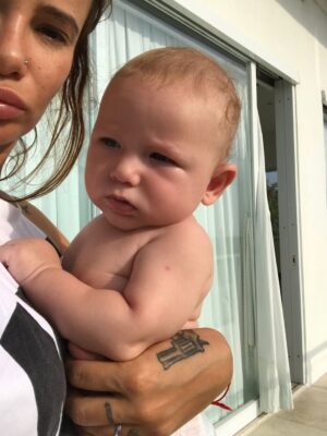 Ayza Vagapova Instagram - Пожалуй, сегодня подходящий день, чтобы назвать свой самый большой страх, дать выход этому чувству и постараться избавиться от него…

За два месяца до того, как внутри меня, в унисон моему сердцу, забилось маленькое сердечко Элвиса, я потеряла малыша. У меня была замершая беременность, и врачи настоятельно рекомендовали не беременеть год, но я не послушала и уже через полтора месяца снова забеременела.

Беременность прошла хорошо, малыш был в полном порядке, а вот я — нет.
Я жила в постоянном страхе, что снова потеряю ребёнка. За эти 40 недель я буквально свела свой мозг с ума — тревога не отпускала меня ни на минуту. Я ходила к врачам слушать сердцебиение через день. Я бесконечно сдавала анализы, прислушивалась к каждому сигналу своего тела и даже придумала себе странный «тест»: представляла тофу. Если меня тошнило от одной мысли о нём — значит, с малышом всё в порядке.

Я очень хотела родить Элвиса самостоятельно, но после 22 часов схваток у меня не получилось, и мне сделали экстренное кесарево. Я увидела здорового малыша, хоть и уставшего от долгих часов в схватках. Мой тревожный мозг не давал покоя даже ему. Но он был здоров, и все 6 дней, что я провела в роддоме, я не выпускала Элвиса из рук и была счастлива. На время тревога ушла.

На 7-й день нас выписали домой. Я порхала от счастья! Совсем не мучилась от недосыпа, напрочь отказалась от няни — всё сама. Элвис не слезал с груди, ему постоянно хотелось есть, он успокаивался только рядом со мной. 24/7 на груди. Вес набирался медленно для первых дней…

Звонок из роддома. Голос педиатра: «Через месяц приходите на дополнительный анализ крови, у вашего сына подозрение на муковисцидоз». И — короткие гудки.

«Что такое муковисцидоз и почему так долго ждать анализа?» — первая мысль в моей голове… пока я не открыла Google.

Моё сердце было разбито.
Процент выживаемости до года очень мал… Я не буду пересказывать весь тот ужас, что узнала в интернете. Просто представьте, что я чувствовала...
Продолжение в комментариях…👇🏽