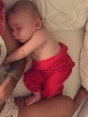 Ayza Vagapova Instagram - Пожалуй, сегодня подходящий день, чтобы назвать свой самый большой страх, дать выход этому чувству и постараться избавиться от него…

За два месяца до того, как внутри меня, в унисон моему сердцу, забилось маленькое сердечко Элвиса, я потеряла малыша. У меня была замершая беременность, и врачи настоятельно рекомендовали не беременеть год, но я не послушала и уже через полтора месяца снова забеременела.

Беременность прошла хорошо, малыш был в полном порядке, а вот я — нет.
Я жила в постоянном страхе, что снова потеряю ребёнка. За эти 40 недель я буквально свела свой мозг с ума — тревога не отпускала меня ни на минуту. Я ходила к врачам слушать сердцебиение через день. Я бесконечно сдавала анализы, прислушивалась к каждому сигналу своего тела и даже придумала себе странный «тест»: представляла тофу. Если меня тошнило от одной мысли о нём — значит, с малышом всё в порядке.

Я очень хотела родить Элвиса самостоятельно, но после 22 часов схваток у меня не получилось, и мне сделали экстренное кесарево. Я увидела здорового малыша, хоть и уставшего от долгих часов в схватках. Мой тревожный мозг не давал покоя даже ему. Но он был здоров, и все 6 дней, что я провела в роддоме, я не выпускала Элвиса из рук и была счастлива. На время тревога ушла.

На 7-й день нас выписали домой. Я порхала от счастья! Совсем не мучилась от недосыпа, напрочь отказалась от няни — всё сама. Элвис не слезал с груди, ему постоянно хотелось есть, он успокаивался только рядом со мной. 24/7 на груди. Вес набирался медленно для первых дней…

Звонок из роддома. Голос педиатра: «Через месяц приходите на дополнительный анализ крови, у вашего сына подозрение на муковисцидоз». И — короткие гудки.

«Что такое муковисцидоз и почему так долго ждать анализа?» — первая мысль в моей голове… пока я не открыла Google.

Моё сердце было разбито.
Процент выживаемости до года очень мал… Я не буду пересказывать весь тот ужас, что узнала в интернете. Просто представьте, что я чувствовала...
Продолжение в комментариях…👇🏽