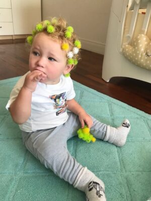 Ayza Vagapova Instagram - Пожалуй, сегодня подходящий день, чтобы назвать свой самый большой страх, дать выход этому чувству и постараться избавиться от него…

За два месяца до того, как внутри меня, в унисон моему сердцу, забилось маленькое сердечко Элвиса, я потеряла малыша. У меня была замершая беременность, и врачи настоятельно рекомендовали не беременеть год, но я не послушала и уже через полтора месяца снова забеременела.

Беременность прошла хорошо, малыш был в полном порядке, а вот я — нет.
Я жила в постоянном страхе, что снова потеряю ребёнка. За эти 40 недель я буквально свела свой мозг с ума — тревога не отпускала меня ни на минуту. Я ходила к врачам слушать сердцебиение через день. Я бесконечно сдавала анализы, прислушивалась к каждому сигналу своего тела и даже придумала себе странный «тест»: представляла тофу. Если меня тошнило от одной мысли о нём — значит, с малышом всё в порядке.

Я очень хотела родить Элвиса самостоятельно, но после 22 часов схваток у меня не получилось, и мне сделали экстренное кесарево. Я увидела здорового малыша, хоть и уставшего от долгих часов в схватках. Мой тревожный мозг не давал покоя даже ему. Но он был здоров, и все 6 дней, что я провела в роддоме, я не выпускала Элвиса из рук и была счастлива. На время тревога ушла.

На 7-й день нас выписали домой. Я порхала от счастья! Совсем не мучилась от недосыпа, напрочь отказалась от няни — всё сама. Элвис не слезал с груди, ему постоянно хотелось есть, он успокаивался только рядом со мной. 24/7 на груди. Вес набирался медленно для первых дней…

Звонок из роддома. Голос педиатра: «Через месяц приходите на дополнительный анализ крови, у вашего сына подозрение на муковисцидоз». И — короткие гудки.

«Что такое муковисцидоз и почему так долго ждать анализа?» — первая мысль в моей голове… пока я не открыла Google.

Моё сердце было разбито.
Процент выживаемости до года очень мал… Я не буду пересказывать весь тот ужас, что узнала в интернете. Просто представьте, что я чувствовала...
Продолжение в комментариях…👇🏽