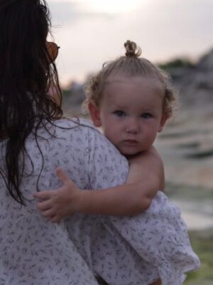 Ayza Vagapova Instagram - Пожалуй, сегодня подходящий день, чтобы назвать свой самый большой страх, дать выход этому чувству и постараться избавиться от него…

За два месяца до того, как внутри меня, в унисон моему сердцу, забилось маленькое сердечко Элвиса, я потеряла малыша. У меня была замершая беременность, и врачи настоятельно рекомендовали не беременеть год, но я не послушала и уже через полтора месяца снова забеременела.

Беременность прошла хорошо, малыш был в полном порядке, а вот я — нет.
Я жила в постоянном страхе, что снова потеряю ребёнка. За эти 40 недель я буквально свела свой мозг с ума — тревога не отпускала меня ни на минуту. Я ходила к врачам слушать сердцебиение через день. Я бесконечно сдавала анализы, прислушивалась к каждому сигналу своего тела и даже придумала себе странный «тест»: представляла тофу. Если меня тошнило от одной мысли о нём — значит, с малышом всё в порядке.

Я очень хотела родить Элвиса самостоятельно, но после 22 часов схваток у меня не получилось, и мне сделали экстренное кесарево. Я увидела здорового малыша, хоть и уставшего от долгих часов в схватках. Мой тревожный мозг не давал покоя даже ему. Но он был здоров, и все 6 дней, что я провела в роддоме, я не выпускала Элвиса из рук и была счастлива. На время тревога ушла.

На 7-й день нас выписали домой. Я порхала от счастья! Совсем не мучилась от недосыпа, напрочь отказалась от няни — всё сама. Элвис не слезал с груди, ему постоянно хотелось есть, он успокаивался только рядом со мной. 24/7 на груди. Вес набирался медленно для первых дней…

Звонок из роддома. Голос педиатра: «Через месяц приходите на дополнительный анализ крови, у вашего сына подозрение на муковисцидоз». И — короткие гудки.

«Что такое муковисцидоз и почему так долго ждать анализа?» — первая мысль в моей голове… пока я не открыла Google.

Моё сердце было разбито.
Процент выживаемости до года очень мал… Я не буду пересказывать весь тот ужас, что узнала в интернете. Просто представьте, что я чувствовала...
Продолжение в комментариях…👇🏽