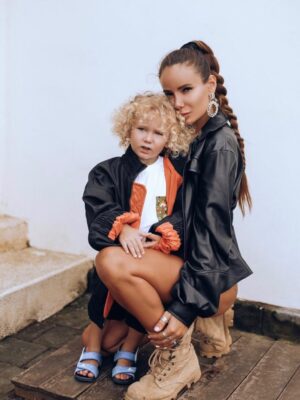 Ayza Vagapova Instagram - Пожалуй, сегодня подходящий день, чтобы назвать свой самый большой страх, дать выход этому чувству и постараться избавиться от него…

За два месяца до того, как внутри меня, в унисон моему сердцу, забилось маленькое сердечко Элвиса, я потеряла малыша. У меня была замершая беременность, и врачи настоятельно рекомендовали не беременеть год, но я не послушала и уже через полтора месяца снова забеременела.

Беременность прошла хорошо, малыш был в полном порядке, а вот я — нет.
Я жила в постоянном страхе, что снова потеряю ребёнка. За эти 40 недель я буквально свела свой мозг с ума — тревога не отпускала меня ни на минуту. Я ходила к врачам слушать сердцебиение через день. Я бесконечно сдавала анализы, прислушивалась к каждому сигналу своего тела и даже придумала себе странный «тест»: представляла тофу. Если меня тошнило от одной мысли о нём — значит, с малышом всё в порядке.

Я очень хотела родить Элвиса самостоятельно, но после 22 часов схваток у меня не получилось, и мне сделали экстренное кесарево. Я увидела здорового малыша, хоть и уставшего от долгих часов в схватках. Мой тревожный мозг не давал покоя даже ему. Но он был здоров, и все 6 дней, что я провела в роддоме, я не выпускала Элвиса из рук и была счастлива. На время тревога ушла.

На 7-й день нас выписали домой. Я порхала от счастья! Совсем не мучилась от недосыпа, напрочь отказалась от няни — всё сама. Элвис не слезал с груди, ему постоянно хотелось есть, он успокаивался только рядом со мной. 24/7 на груди. Вес набирался медленно для первых дней…

Звонок из роддома. Голос педиатра: «Через месяц приходите на дополнительный анализ крови, у вашего сына подозрение на муковисцидоз». И — короткие гудки.

«Что такое муковисцидоз и почему так долго ждать анализа?» — первая мысль в моей голове… пока я не открыла Google.

Моё сердце было разбито.
Процент выживаемости до года очень мал… Я не буду пересказывать весь тот ужас, что узнала в интернете. Просто представьте, что я чувствовала...
Продолжение в комментариях…👇🏽