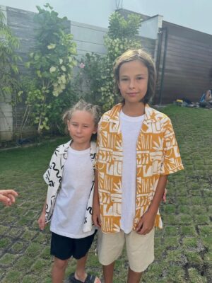 Ayza Vagapova Instagram - Пожалуй, сегодня подходящий день, чтобы назвать свой самый большой страх, дать выход этому чувству и постараться избавиться от него…

За два месяца до того, как внутри меня, в унисон моему сердцу, забилось маленькое сердечко Элвиса, я потеряла малыша. У меня была замершая беременность, и врачи настоятельно рекомендовали не беременеть год, но я не послушала и уже через полтора месяца снова забеременела.

Беременность прошла хорошо, малыш был в полном порядке, а вот я — нет.
Я жила в постоянном страхе, что снова потеряю ребёнка. За эти 40 недель я буквально свела свой мозг с ума — тревога не отпускала меня ни на минуту. Я ходила к врачам слушать сердцебиение через день. Я бесконечно сдавала анализы, прислушивалась к каждому сигналу своего тела и даже придумала себе странный «тест»: представляла тофу. Если меня тошнило от одной мысли о нём — значит, с малышом всё в порядке.

Я очень хотела родить Элвиса самостоятельно, но после 22 часов схваток у меня не получилось, и мне сделали экстренное кесарево. Я увидела здорового малыша, хоть и уставшего от долгих часов в схватках. Мой тревожный мозг не давал покоя даже ему. Но он был здоров, и все 6 дней, что я провела в роддоме, я не выпускала Элвиса из рук и была счастлива. На время тревога ушла.

На 7-й день нас выписали домой. Я порхала от счастья! Совсем не мучилась от недосыпа, напрочь отказалась от няни — всё сама. Элвис не слезал с груди, ему постоянно хотелось есть, он успокаивался только рядом со мной. 24/7 на груди. Вес набирался медленно для первых дней…

Звонок из роддома. Голос педиатра: «Через месяц приходите на дополнительный анализ крови, у вашего сына подозрение на муковисцидоз». И — короткие гудки.

«Что такое муковисцидоз и почему так долго ждать анализа?» — первая мысль в моей голове… пока я не открыла Google.

Моё сердце было разбито.
Процент выживаемости до года очень мал… Я не буду пересказывать весь тот ужас, что узнала в интернете. Просто представьте, что я чувствовала...
Продолжение в комментариях…👇🏽