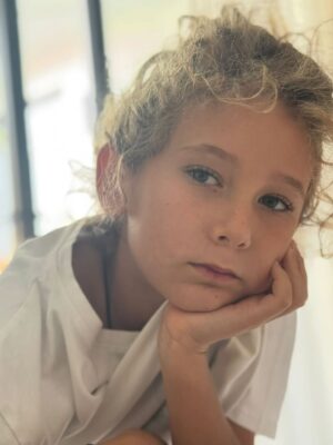 Ayza Vagapova Instagram - Пожалуй, сегодня подходящий день, чтобы назвать свой самый большой страх, дать выход этому чувству и постараться избавиться от него…

За два месяца до того, как внутри меня, в унисон моему сердцу, забилось маленькое сердечко Элвиса, я потеряла малыша. У меня была замершая беременность, и врачи настоятельно рекомендовали не беременеть год, но я не послушала и уже через полтора месяца снова забеременела.

Беременность прошла хорошо, малыш был в полном порядке, а вот я — нет.
Я жила в постоянном страхе, что снова потеряю ребёнка. За эти 40 недель я буквально свела свой мозг с ума — тревога не отпускала меня ни на минуту. Я ходила к врачам слушать сердцебиение через день. Я бесконечно сдавала анализы, прислушивалась к каждому сигналу своего тела и даже придумала себе странный «тест»: представляла тофу. Если меня тошнило от одной мысли о нём — значит, с малышом всё в порядке.

Я очень хотела родить Элвиса самостоятельно, но после 22 часов схваток у меня не получилось, и мне сделали экстренное кесарево. Я увидела здорового малыша, хоть и уставшего от долгих часов в схватках. Мой тревожный мозг не давал покоя даже ему. Но он был здоров, и все 6 дней, что я провела в роддоме, я не выпускала Элвиса из рук и была счастлива. На время тревога ушла.

На 7-й день нас выписали домой. Я порхала от счастья! Совсем не мучилась от недосыпа, напрочь отказалась от няни — всё сама. Элвис не слезал с груди, ему постоянно хотелось есть, он успокаивался только рядом со мной. 24/7 на груди. Вес набирался медленно для первых дней…

Звонок из роддома. Голос педиатра: «Через месяц приходите на дополнительный анализ крови, у вашего сына подозрение на муковисцидоз». И — короткие гудки.

«Что такое муковисцидоз и почему так долго ждать анализа?» — первая мысль в моей голове… пока я не открыла Google.

Моё сердце было разбито.
Процент выживаемости до года очень мал… Я не буду пересказывать весь тот ужас, что узнала в интернете. Просто представьте, что я чувствовала...
Продолжение в комментариях…👇🏽