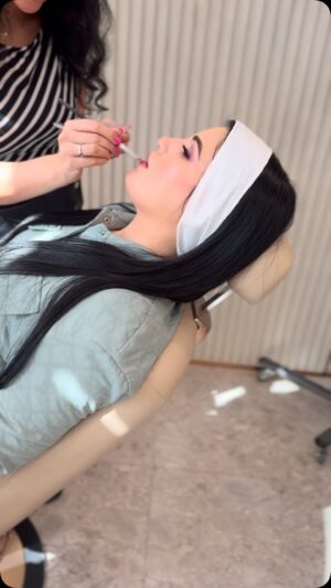 Azadeh Porbaha Instagram - Today 5 April with nice customer in @cabelloloungefemme 
#freelancemakeupartist #homeservices