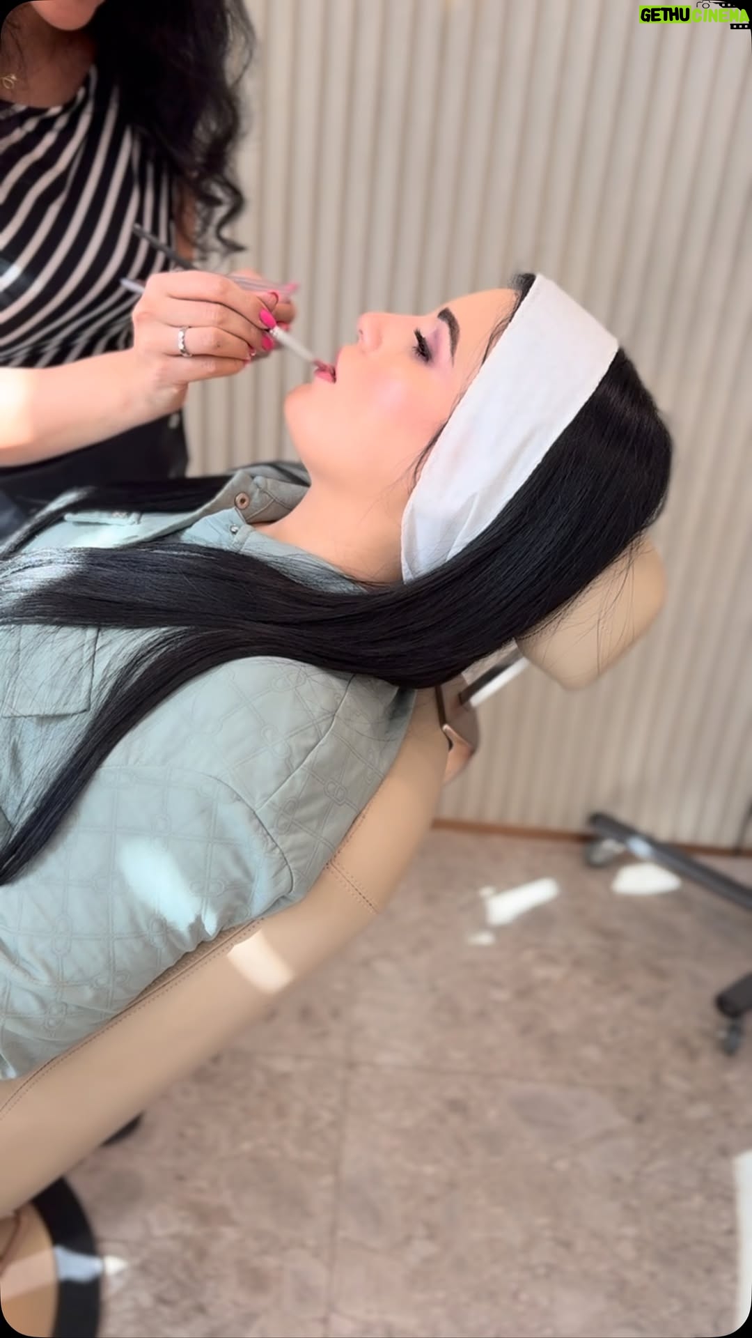 Azadeh Porbaha - 1K Likes - Today 5 April with nice customer in @cabelloloungefemme 
#freelancemakeupartist #homeservices