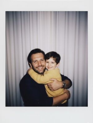 Başak Gümülcinelioğlu Instagram - Kendi çocukluğumuza sarıldık önce. Sonra birbirimizin çocukluklarına, anılarına, yaralarına, başkalarının görmediği anlamadığı taraflarımıza. Çocukluklarımız bir diğerini gördü, sarıldı birbirlerine. Sonra biz hep beraber bir aile olmaya karar verdik.

Uzun zamandır paylaştığımız bu halin, bu meselenin, AI sayesinde realize olması gözlerimizi de yaşarttı doğrusu.

Uzun kirpikli boncuk gözlü sarı kazaklı naif çocuğu da , turuncu küt saçlı pembe elbiseli hiperaktif meraklı çocuğu da — ayrı ayrı sevmeyi , anlamayı da… Her gün, başka bir sabaha ve başka bir hikâyeye yeniden başlar gibi başlamayı da öğrendik. 

Çok şükür. 
Belki de hayatın tüm meselesi de tam olarak budur zaten. ✨
•••
We first embraced the children we once were.
Then we embraced each other’s childhoods, memories, and hidden wounds.
Our childhoods recognized one another, understood one another — and together, we chose to be a family.

To see this long-shared truth realized before us through AI brought tears to our eyes.

The gentle boy in the yellow sweater,
with long lashes and wide, beautiful eyes…
and the curious, hyperactive girl with the orange bob and pink dress — we have learned to love and to understand them both, each in their own way.
Every day, we begin anew, as though stepping into another morning, another story.

Grateful.
Perhaps this is the very meaning of life. ✨