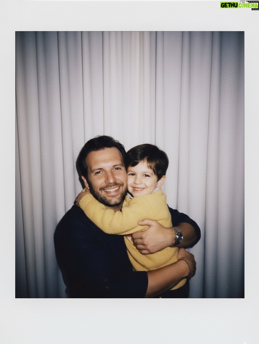 Başak Gümülcinelioğlu - 117.1K Likes - Kendi çocukluğumuza sarıldık önce. Sonra birbirimizin çocukluklarına, anılarına, yaralarına, başkalarının görmediği anlamadığı taraflarımıza. Çocukluklarımız bir diğerini gördü, sarıldı birbirlerine. Sonra biz hep beraber bir aile olmaya karar verdik.

Uzun zamandır paylaştığımız bu halin, bu meselenin, AI sayesinde realize olması gözlerimizi de yaşarttı doğrusu.

Uzun kirpikli boncuk gözlü sarı kazaklı naif çocuğu da , turuncu küt saçlı pembe elbiseli hiperaktif meraklı çocuğu da — ayrı ayrı sevmeyi , anlamayı da… Her gün, başka bir sabaha ve başka bir hikâyeye yeniden başlar gibi başlamayı da öğrendik. 

Çok şükür. 
Belki de hayatın tüm meselesi de tam olarak budur zaten. ✨
•••
We first embraced the children we once were.
Then we embraced each other’s childhoods, memories, and hidden wounds.
Our childhoods recognized one another, understood one another — and together, we chose to be a family.

To see this long-shared truth realized before us through AI brought tears to our eyes.

The gentle boy in the yellow sweater,
with long lashes and wide, beautiful eyes…
and the curious, hyperactive girl with the orange bob and pink dress — we have learned to love and to understand them both, each in their own way.
Every day, we begin anew, as though stepping into another morning, another story.

Grateful.
Perhaps this is the very meaning of life. ✨