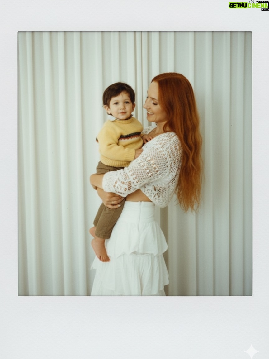 Başak Gümülcinelioğlu - 117.1K Likes - Kendi çocukluğumuza sarıldık önce. Sonra birbirimizin çocukluklarına, anılarına, yaralarına, başkalarının görmediği anlamadığı taraflarımıza. Çocukluklarımız bir diğerini gördü, sarıldı birbirlerine. Sonra biz hep beraber bir aile olmaya karar verdik.

Uzun zamandır paylaştığımız bu halin, bu meselenin, AI sayesinde realize olması gözlerimizi de yaşarttı doğrusu.

Uzun kirpikli boncuk gözlü sarı kazaklı naif çocuğu da , turuncu küt saçlı pembe elbiseli hiperaktif meraklı çocuğu da — ayrı ayrı sevmeyi , anlamayı da… Her gün, başka bir sabaha ve başka bir hikâyeye yeniden başlar gibi başlamayı da öğrendik. 

Çok şükür. 
Belki de hayatın tüm meselesi de tam olarak budur zaten. ✨
•••
We first embraced the children we once were.
Then we embraced each other’s childhoods, memories, and hidden wounds.
Our childhoods recognized one another, understood one another — and together, we chose to be a family.

To see this long-shared truth realized before us through AI brought tears to our eyes.

The gentle boy in the yellow sweater,
with long lashes and wide, beautiful eyes…
and the curious, hyperactive girl with the orange bob and pink dress — we have learned to love and to understand them both, each in their own way.
Every day, we begin anew, as though stepping into another morning, another story.

Grateful.
Perhaps this is the very meaning of life. ✨