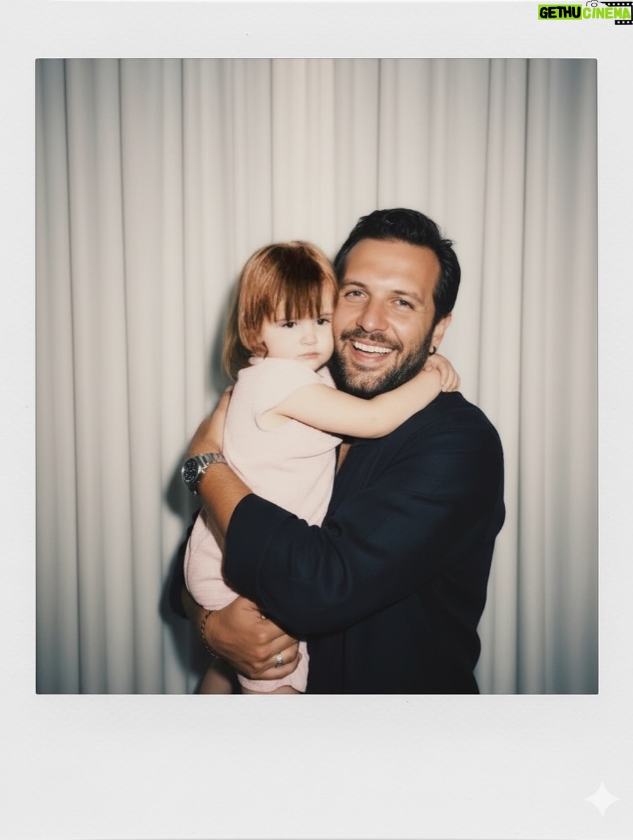Başak Gümülcinelioğlu - 117.1K Likes - Kendi çocukluğumuza sarıldık önce. Sonra birbirimizin çocukluklarına, anılarına, yaralarına, başkalarının görmediği anlamadığı taraflarımıza. Çocukluklarımız bir diğerini gördü, sarıldı birbirlerine. Sonra biz hep beraber bir aile olmaya karar verdik.

Uzun zamandır paylaştığımız bu halin, bu meselenin, AI sayesinde realize olması gözlerimizi de yaşarttı doğrusu.

Uzun kirpikli boncuk gözlü sarı kazaklı naif çocuğu da , turuncu küt saçlı pembe elbiseli hiperaktif meraklı çocuğu da — ayrı ayrı sevmeyi , anlamayı da… Her gün, başka bir sabaha ve başka bir hikâyeye yeniden başlar gibi başlamayı da öğrendik. 

Çok şükür. 
Belki de hayatın tüm meselesi de tam olarak budur zaten. ✨
•••
We first embraced the children we once were.
Then we embraced each other’s childhoods, memories, and hidden wounds.
Our childhoods recognized one another, understood one another — and together, we chose to be a family.

To see this long-shared truth realized before us through AI brought tears to our eyes.

The gentle boy in the yellow sweater,
with long lashes and wide, beautiful eyes…
and the curious, hyperactive girl with the orange bob and pink dress — we have learned to love and to understand them both, each in their own way.
Every day, we begin anew, as though stepping into another morning, another story.

Grateful.
Perhaps this is the very meaning of life. ✨