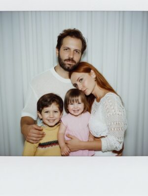 Başak Gümülcinelioğlu Instagram - Kendi çocukluğumuza sarıldık önce. Sonra birbirimizin çocukluklarına, anılarına, yaralarına, başkalarının görmediği anlamadığı taraflarımıza. Çocukluklarımız bir diğerini gördü, sarıldı birbirlerine. Sonra biz hep beraber bir aile olmaya karar verdik.

Uzun zamandır paylaştığımız bu halin, bu meselenin, AI sayesinde realize olması gözlerimizi de yaşarttı doğrusu.

Uzun kirpikli boncuk gözlü sarı kazaklı naif çocuğu da , turuncu küt saçlı pembe elbiseli hiperaktif meraklı çocuğu da — ayrı ayrı sevmeyi , anlamayı da… Her gün, başka bir sabaha ve başka bir hikâyeye yeniden başlar gibi başlamayı da öğrendik. 

Çok şükür. 
Belki de hayatın tüm meselesi de tam olarak budur zaten. ✨
•••
We first embraced the children we once were.
Then we embraced each other’s childhoods, memories, and hidden wounds.
Our childhoods recognized one another, understood one another — and together, we chose to be a family.

To see this long-shared truth realized before us through AI brought tears to our eyes.

The gentle boy in the yellow sweater,
with long lashes and wide, beautiful eyes…
and the curious, hyperactive girl with the orange bob and pink dress — we have learned to love and to understand them both, each in their own way.
Every day, we begin anew, as though stepping into another morning, another story.

Grateful.
Perhaps this is the very meaning of life. ✨