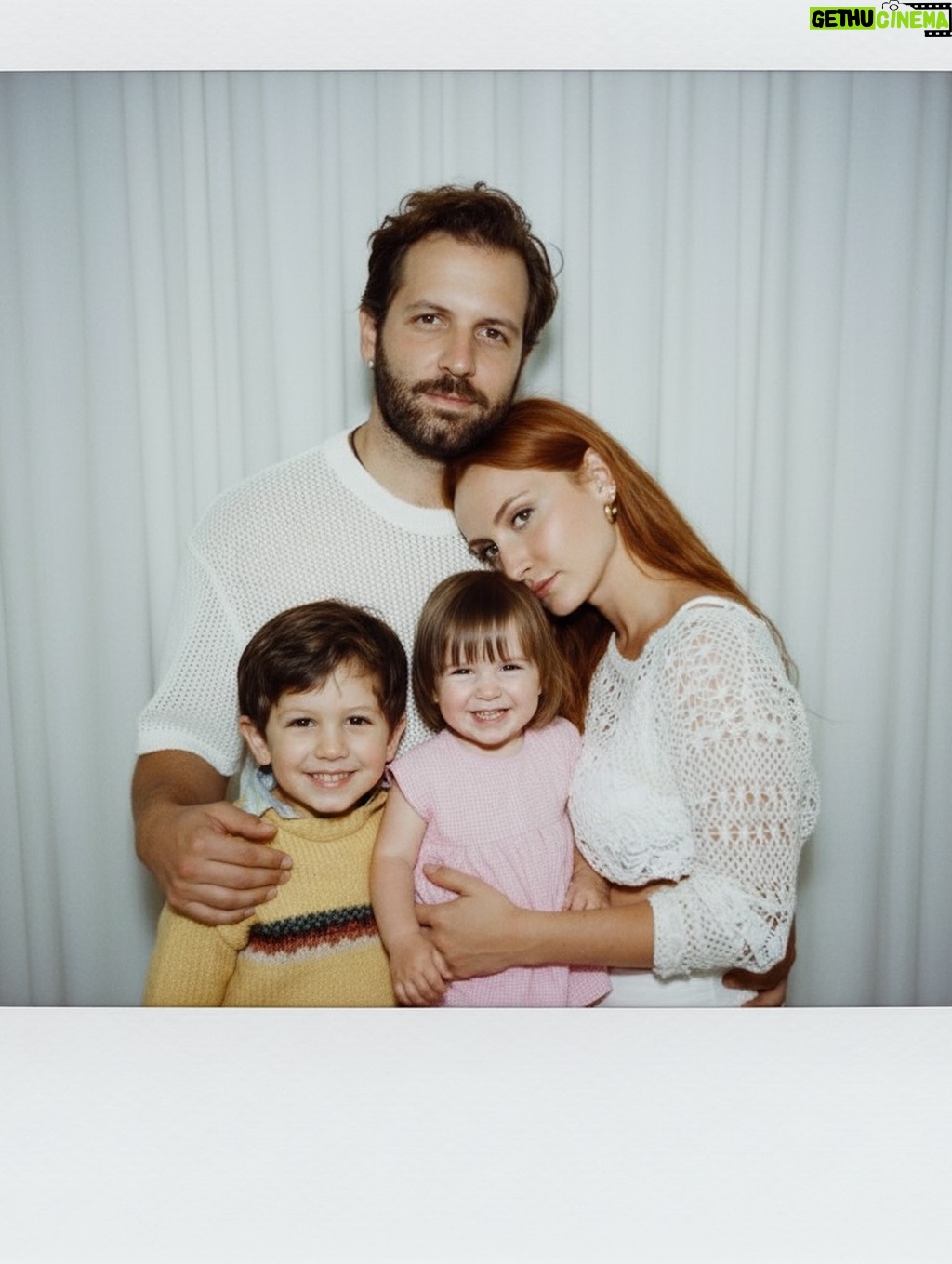 Başak Gümülcinelioğlu - 117.1K Likes - Kendi çocukluğumuza sarıldık önce. Sonra birbirimizin çocukluklarına, anılarına, yaralarına, başkalarının görmediği anlamadığı taraflarımıza. Çocukluklarımız bir diğerini gördü, sarıldı birbirlerine. Sonra biz hep beraber bir aile olmaya karar verdik.

Uzun zamandır paylaştığımız bu halin, bu meselenin, AI sayesinde realize olması gözlerimizi de yaşarttı doğrusu.

Uzun kirpikli boncuk gözlü sarı kazaklı naif çocuğu da , turuncu küt saçlı pembe elbiseli hiperaktif meraklı çocuğu da — ayrı ayrı sevmeyi , anlamayı da… Her gün, başka bir sabaha ve başka bir hikâyeye yeniden başlar gibi başlamayı da öğrendik. 

Çok şükür. 
Belki de hayatın tüm meselesi de tam olarak budur zaten. ✨
•••
We first embraced the children we once were.
Then we embraced each other’s childhoods, memories, and hidden wounds.
Our childhoods recognized one another, understood one another — and together, we chose to be a family.

To see this long-shared truth realized before us through AI brought tears to our eyes.

The gentle boy in the yellow sweater,
with long lashes and wide, beautiful eyes…
and the curious, hyperactive girl with the orange bob and pink dress — we have learned to love and to understand them both, each in their own way.
Every day, we begin anew, as though stepping into another morning, another story.

Grateful.
Perhaps this is the very meaning of life. ✨