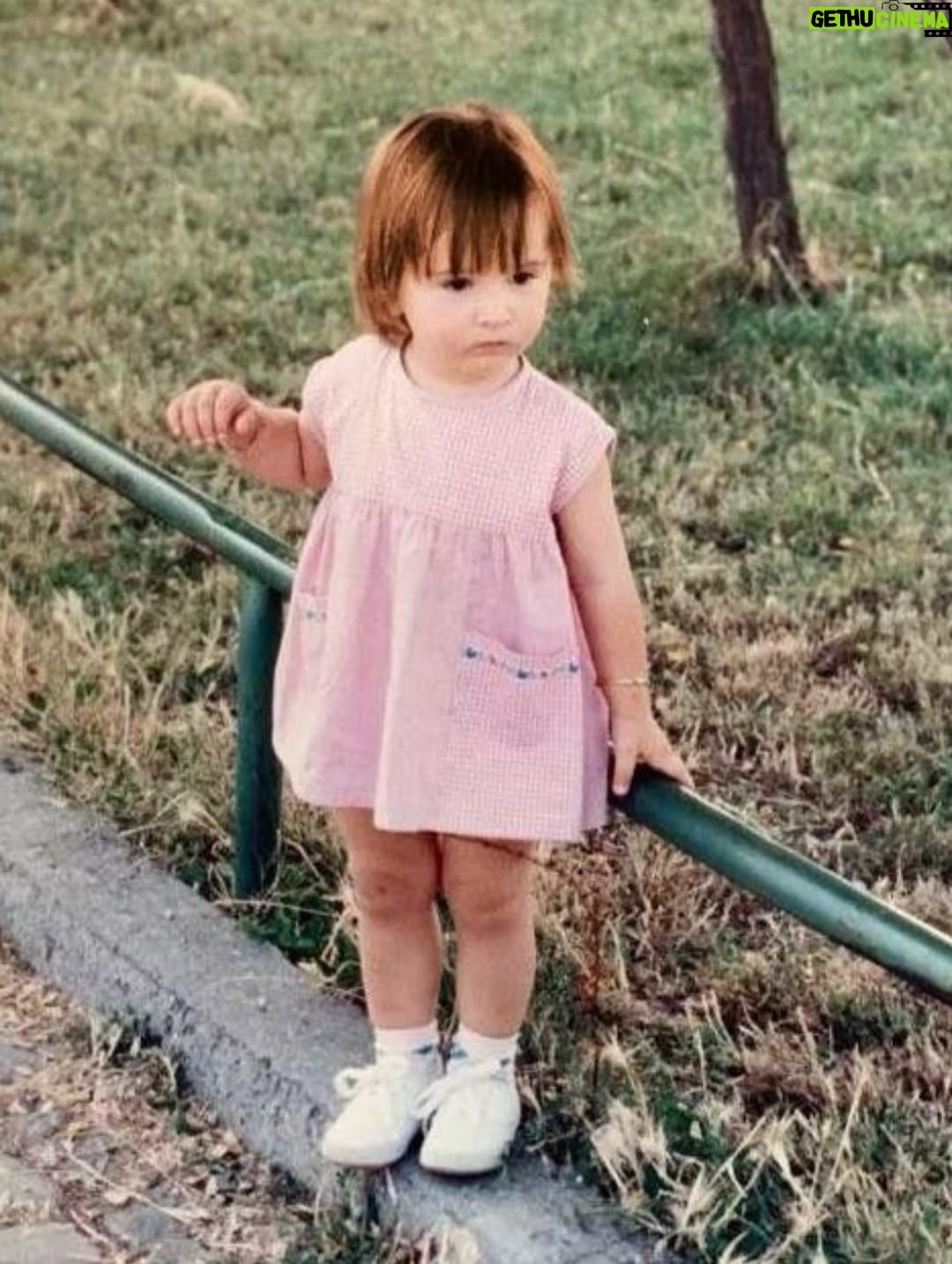 Başak Gümülcinelioğlu - 117.1K Likes - Kendi çocukluğumuza sarıldık önce. Sonra birbirimizin çocukluklarına, anılarına, yaralarına, başkalarının görmediği anlamadığı taraflarımıza. Çocukluklarımız bir diğerini gördü, sarıldı birbirlerine. Sonra biz hep beraber bir aile olmaya karar verdik.

Uzun zamandır paylaştığımız bu halin, bu meselenin, AI sayesinde realize olması gözlerimizi de yaşarttı doğrusu.

Uzun kirpikli boncuk gözlü sarı kazaklı naif çocuğu da , turuncu küt saçlı pembe elbiseli hiperaktif meraklı çocuğu da — ayrı ayrı sevmeyi , anlamayı da… Her gün, başka bir sabaha ve başka bir hikâyeye yeniden başlar gibi başlamayı da öğrendik. 

Çok şükür. 
Belki de hayatın tüm meselesi de tam olarak budur zaten. ✨
•••
We first embraced the children we once were.
Then we embraced each other’s childhoods, memories, and hidden wounds.
Our childhoods recognized one another, understood one another — and together, we chose to be a family.

To see this long-shared truth realized before us through AI brought tears to our eyes.

The gentle boy in the yellow sweater,
with long lashes and wide, beautiful eyes…
and the curious, hyperactive girl with the orange bob and pink dress — we have learned to love and to understand them both, each in their own way.
Every day, we begin anew, as though stepping into another morning, another story.

Grateful.
Perhaps this is the very meaning of life. ✨