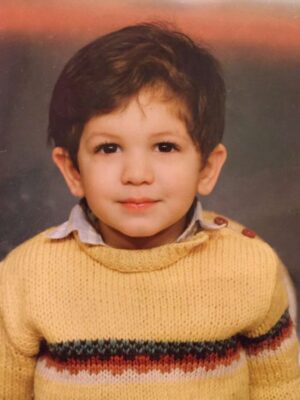 Başak Gümülcinelioğlu Instagram - Kendi çocukluğumuza sarıldık önce. Sonra birbirimizin çocukluklarına, anılarına, yaralarına, başkalarının görmediği anlamadığı taraflarımıza. Çocukluklarımız bir diğerini gördü, sarıldı birbirlerine. Sonra biz hep beraber bir aile olmaya karar verdik.

Uzun zamandır paylaştığımız bu halin, bu meselenin, AI sayesinde realize olması gözlerimizi de yaşarttı doğrusu.

Uzun kirpikli boncuk gözlü sarı kazaklı naif çocuğu da , turuncu küt saçlı pembe elbiseli hiperaktif meraklı çocuğu da — ayrı ayrı sevmeyi , anlamayı da… Her gün, başka bir sabaha ve başka bir hikâyeye yeniden başlar gibi başlamayı da öğrendik. 

Çok şükür. 
Belki de hayatın tüm meselesi de tam olarak budur zaten. ✨
•••
We first embraced the children we once were.
Then we embraced each other’s childhoods, memories, and hidden wounds.
Our childhoods recognized one another, understood one another — and together, we chose to be a family.

To see this long-shared truth realized before us through AI brought tears to our eyes.

The gentle boy in the yellow sweater,
with long lashes and wide, beautiful eyes…
and the curious, hyperactive girl with the orange bob and pink dress — we have learned to love and to understand them both, each in their own way.
Every day, we begin anew, as though stepping into another morning, another story.

Grateful.
Perhaps this is the very meaning of life. ✨