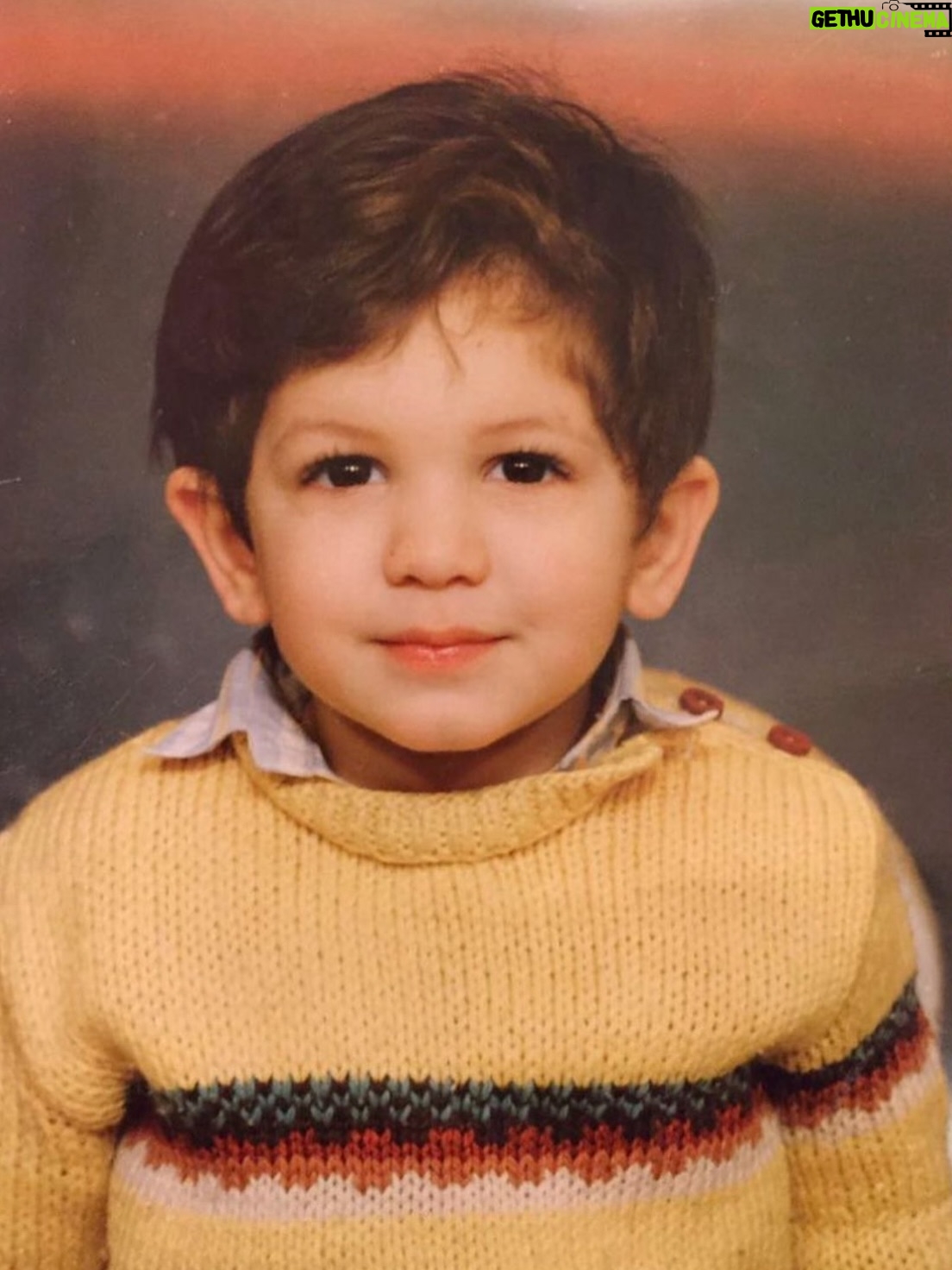 Başak Gümülcinelioğlu - 117.1K Likes - Kendi çocukluğumuza sarıldık önce. Sonra birbirimizin çocukluklarına, anılarına, yaralarına, başkalarının görmediği anlamadığı taraflarımıza. Çocukluklarımız bir diğerini gördü, sarıldı birbirlerine. Sonra biz hep beraber bir aile olmaya karar verdik.

Uzun zamandır paylaştığımız bu halin, bu meselenin, AI sayesinde realize olması gözlerimizi de yaşarttı doğrusu.

Uzun kirpikli boncuk gözlü sarı kazaklı naif çocuğu da , turuncu küt saçlı pembe elbiseli hiperaktif meraklı çocuğu da — ayrı ayrı sevmeyi , anlamayı da… Her gün, başka bir sabaha ve başka bir hikâyeye yeniden başlar gibi başlamayı da öğrendik. 

Çok şükür. 
Belki de hayatın tüm meselesi de tam olarak budur zaten. ✨
•••
We first embraced the children we once were.
Then we embraced each other’s childhoods, memories, and hidden wounds.
Our childhoods recognized one another, understood one another — and together, we chose to be a family.

To see this long-shared truth realized before us through AI brought tears to our eyes.

The gentle boy in the yellow sweater,
with long lashes and wide, beautiful eyes…
and the curious, hyperactive girl with the orange bob and pink dress — we have learned to love and to understand them both, each in their own way.
Every day, we begin anew, as though stepping into another morning, another story.

Grateful.
Perhaps this is the very meaning of life. ✨