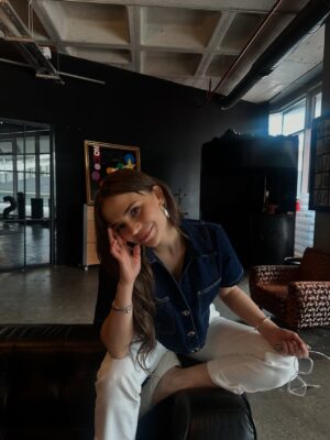 Bahar Şahin Instagram - Ben jean kadıyım sen seversin sevmezsin beni alakadar etmez 🌟
