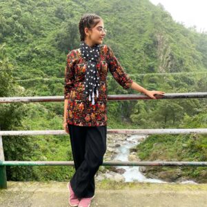 Bani Kaur Instagram - NATURE IS THE PUREST PORTAL TO INNER PEACE😌🍃🌺🏔️✨#trending #dehradun #farmhouselife #banivlogz #naturephotography