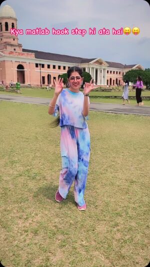 Bani Kaur Instagram - Kon seekhe poore song pe dance🥴😝