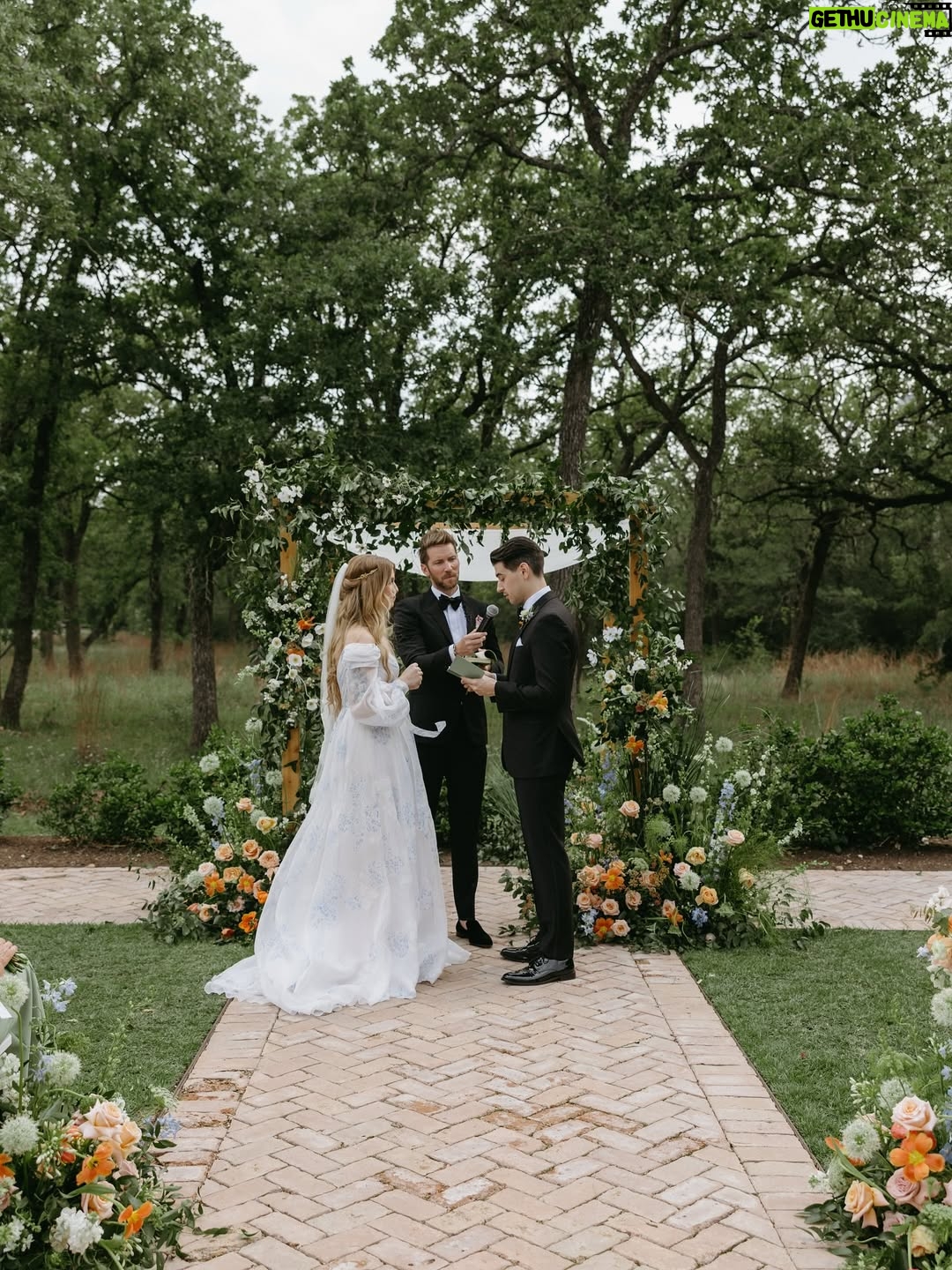 Barbara Dunkelman - 17.7K Likes - 04.26.2025 // Our ceremony 🤍

Photos by @stephanienaruphoto