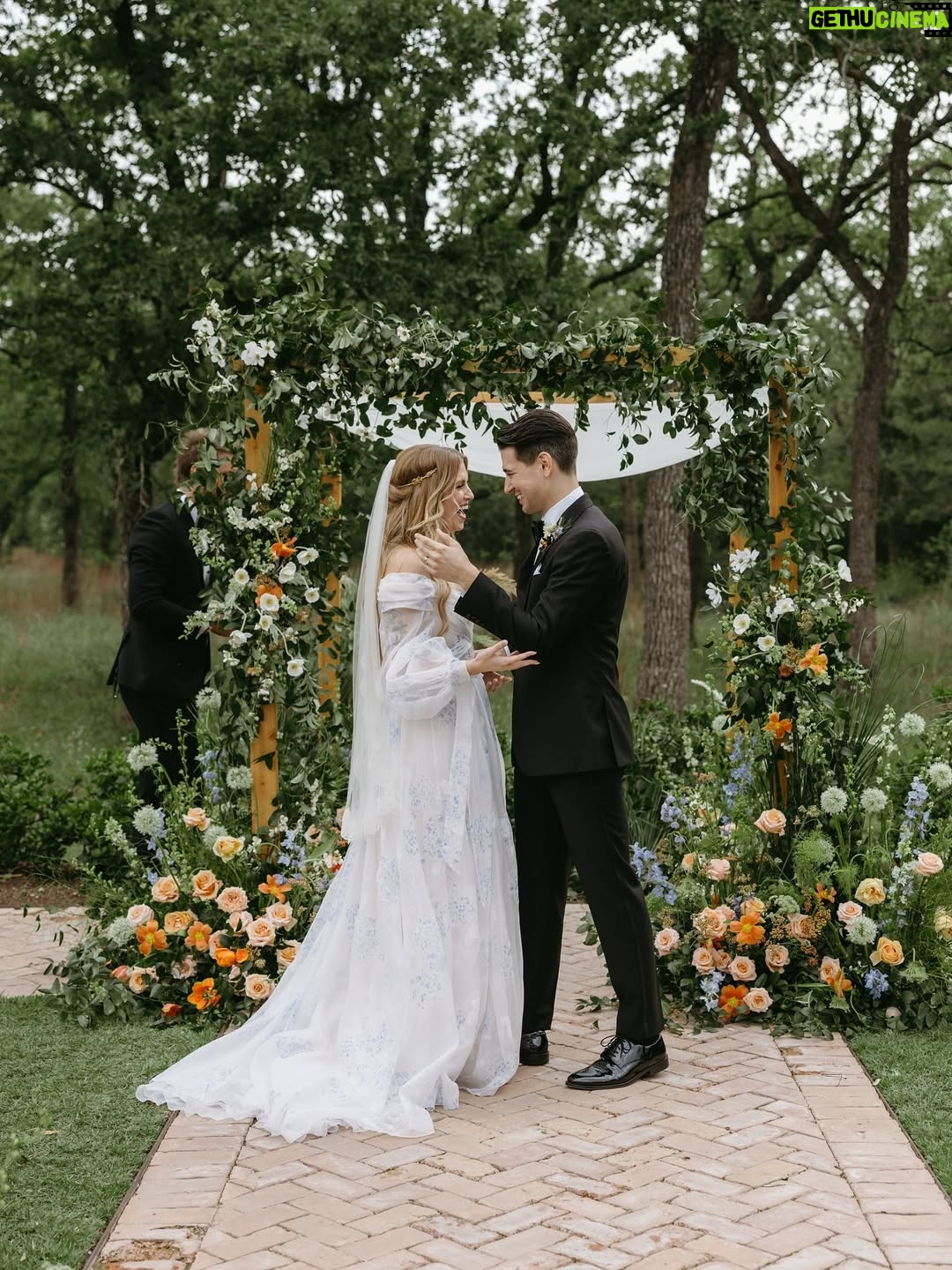 Barbara Dunkelman - 17.7K Likes - 04.26.2025 // Our ceremony 🤍

Photos by @stephanienaruphoto