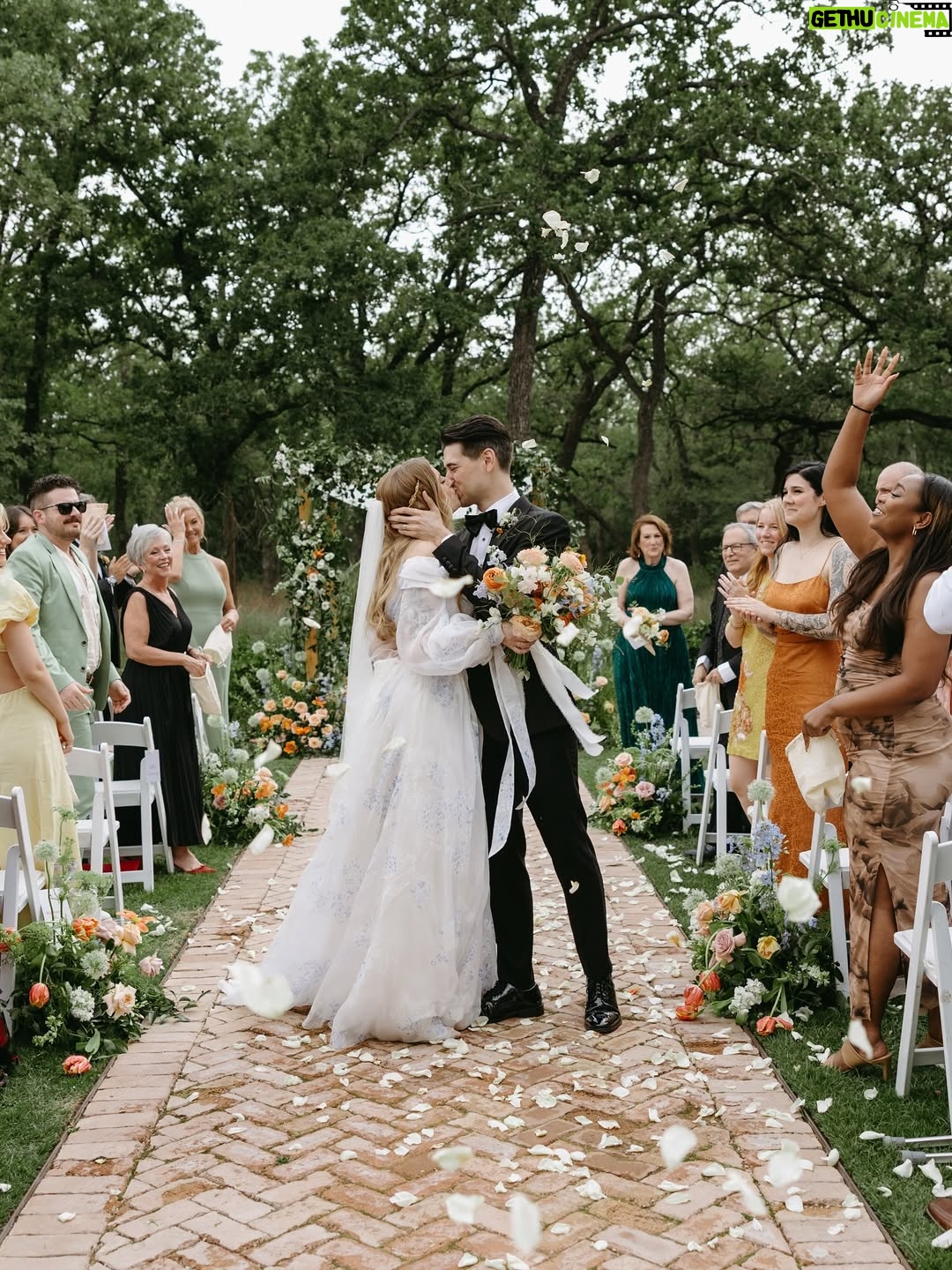 Barbara Dunkelman - 17.7K Likes - 04.26.2025 // Our ceremony 🤍

Photos by @stephanienaruphoto