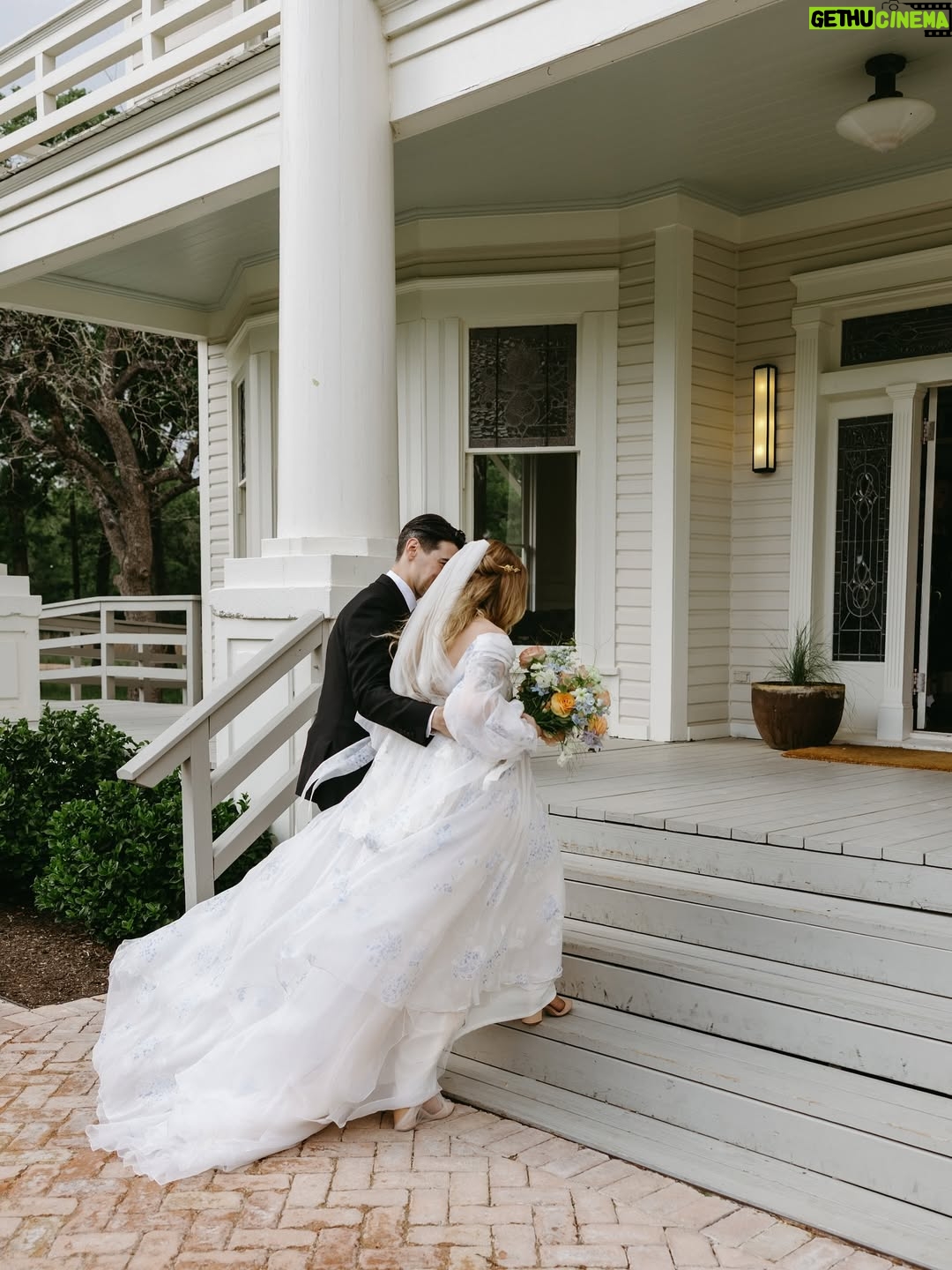 Barbara Dunkelman - 17.7K Likes - 04.26.2025 // Our ceremony 🤍

Photos by @stephanienaruphoto
