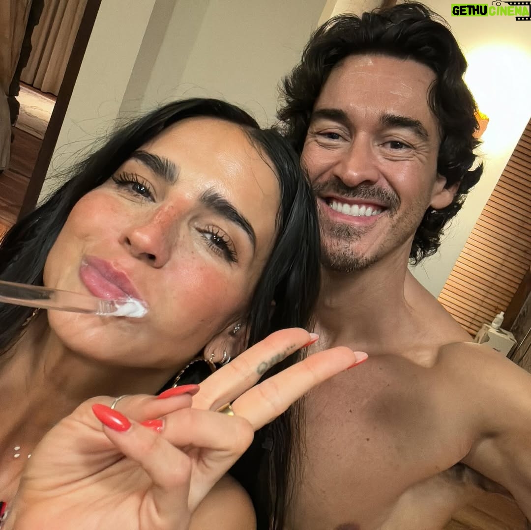 Bárbara de Regil - 1 Million Likes - Bali 🌴🐒🥥 te ame ! Te extraño 
pero te prefiero a ti Tulum …
Soy Géminis siempre cambio de ideas 💡