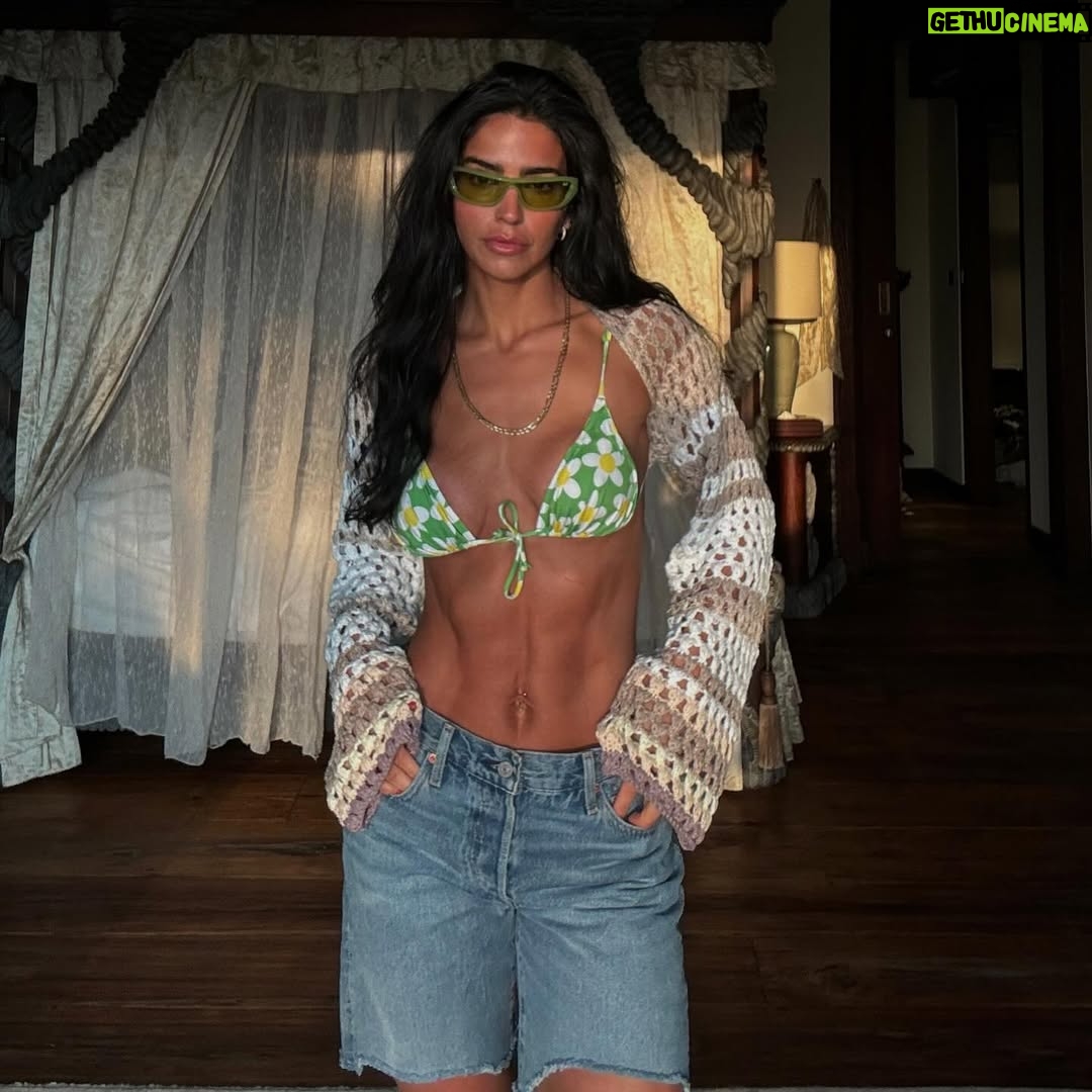 Bárbara de Regil - 1 Million Likes - Bali 🌴🐒🥥 te ame ! Te extraño 
pero te prefiero a ti Tulum …
Soy Géminis siempre cambio de ideas 💡