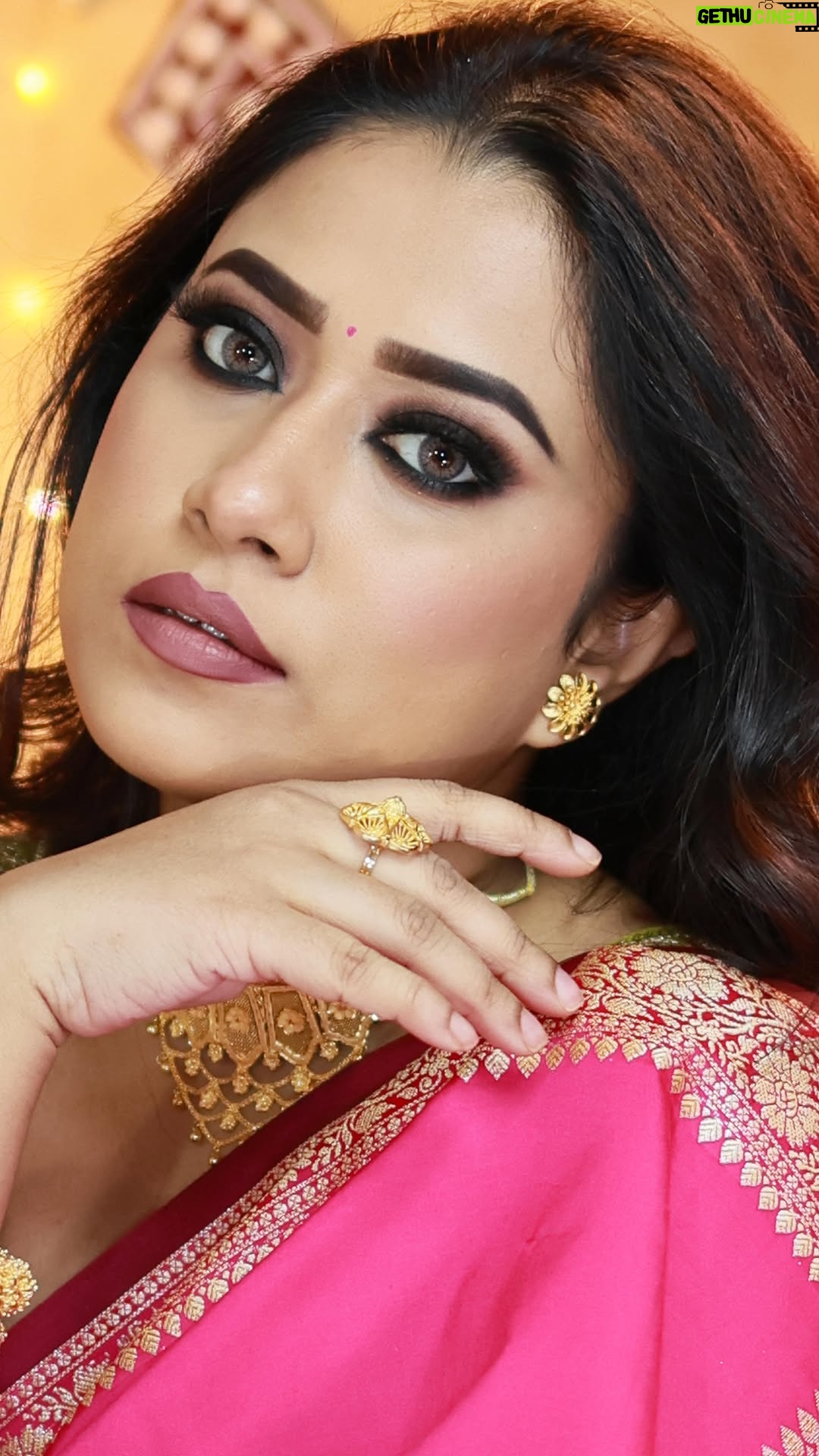 Barsha Patra - 3.5K Likes - দেবীপক্ষ 🌸 Look -3 
Black smokey eye r vibrant pink saree – uff! Darun ekta bold & elegant combo 🔥Saree From @kalangkrita  Blouse From @meeshoapp