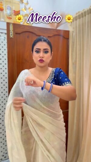 Barsha Patra Instagram - ✨Meesho Blouse Just Love Comment "Link" ❤️ Blouse - Rs.299 & Rs.394 ☺️ নীল ব্লাউজ আর বেইজ শাড়ির এই লুকটা একেবারে সিম্পলতোমাদের কেমন লাগছে বলো 💙
Saree From @kalangkrita
.
.
.
.
.
.
DURGAPUJO, Durgapujo Saree Look