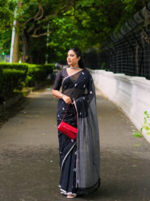 Barsha Patra Instagram - রূপকথা 🖤
Saree @boutique_mayaz
Blouse @myntra
Bag @zara
Shoe @tresmode