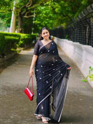 Barsha Patra Instagram - রূপকথা 🖤
Saree @boutique_mayaz
Blouse @myntra
Bag @zara
Shoe @tresmode