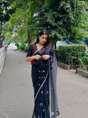 Barsha Patra Instagram - রূপকথা 🖤
Saree @boutique_mayaz
Blouse @myntra
Bag @zara
Shoe @tresmode