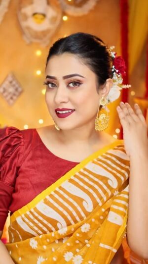 Barsha Patra Instagram - 🌼 ঢাকাই শাড়ি Maroon ব্লাউজ Maroon lipstick = Durga Pujo te একেবারে royal vibe ✨Saree From @ca_boutique_jewellers1 সাথে গোল্ড জুয়েলারি দিলে হবে একদম traditional festive touch 🌸