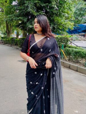Barsha Patra Instagram - রূপকথা 🖤
Saree @boutique_mayaz
Blouse @myntra
Bag @zara
Shoe @tresmode