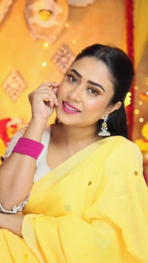 Barsha Patra Instagram - দেবীপক্ষ লুক 5 🌼Comment "Link" ❤️দুর্গাপুজোর দিনে হলুদ শাড়ি মানেই আলাদা আভা আর পজিটিভ ভাইবস 💛সিম্পল হয়েও এলিগ্যান্ট – একদম পারফেক্ট ফেস্টিভ লুকএই লুকটা কেমন লাগছে জানিও ❤️