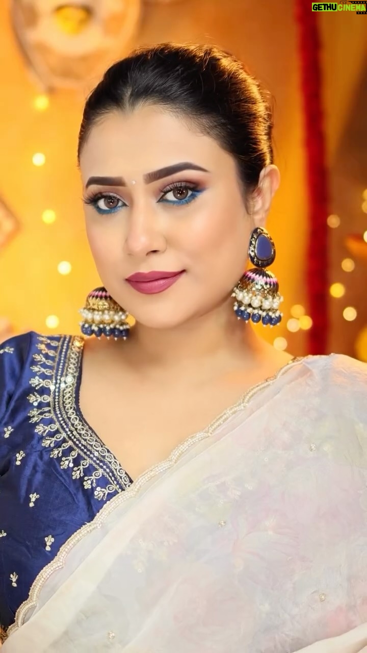 Barsha Patra - 4.1K Likes - 🌼দেবীপক্ষ লুক -6 Comment “Link” ❤️
Beige-সাদা শাড়ি আর নীল ব্লাউজ – নবমী/অষ্টমীর রাতে একেবারে পারফেক্ট যাবে ✨আমার ভীষণ প্রিয় কম্বিনেশন 🌸
এই লুকটা কেমন লাগছে জানিও ❤️