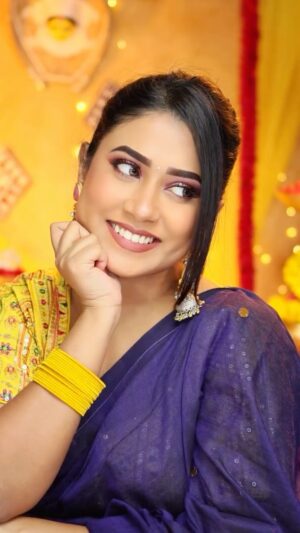Barsha Patra Instagram - দেবীপক্ষ 🌸✨Comment "Link" For OutFit Look -2
এই লুকটা আমি বিশেষ করে মাথায় রেখে তৈরি করেছি, যাতে তোমরা একদম কমফর্টেবলভাবে নাইট আউট এ পরতে পারো। একেবারে clean fresh, কিন্তু সাথে elegant আর smarty touch – মানে একবার দেখলেই চোখ আটকে যাবে 😉💫
হাইlighter কম, blush কম আর সাথে আছে mauve nude lip 👄কেমন লাগল লুকটা বলো তো? 💕