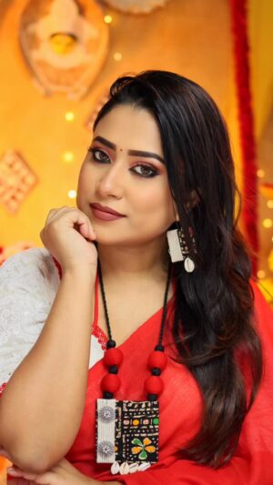 Barsha Patra Instagram - দেবীপক্ষ লুক 4 🌼Comment "Link" ❤️লাল শাড়ির সঙ্গে সাদা ব্লাউজ আর গাঢ় কাজল – পুজোর সাজের জন্য একেবারে পারফেক্ট।সিম্পল সাজ, তবুও ফেস্টিভ ভাইব ✨
এই লুকটা কেমন লাগছে জানিও ❤️