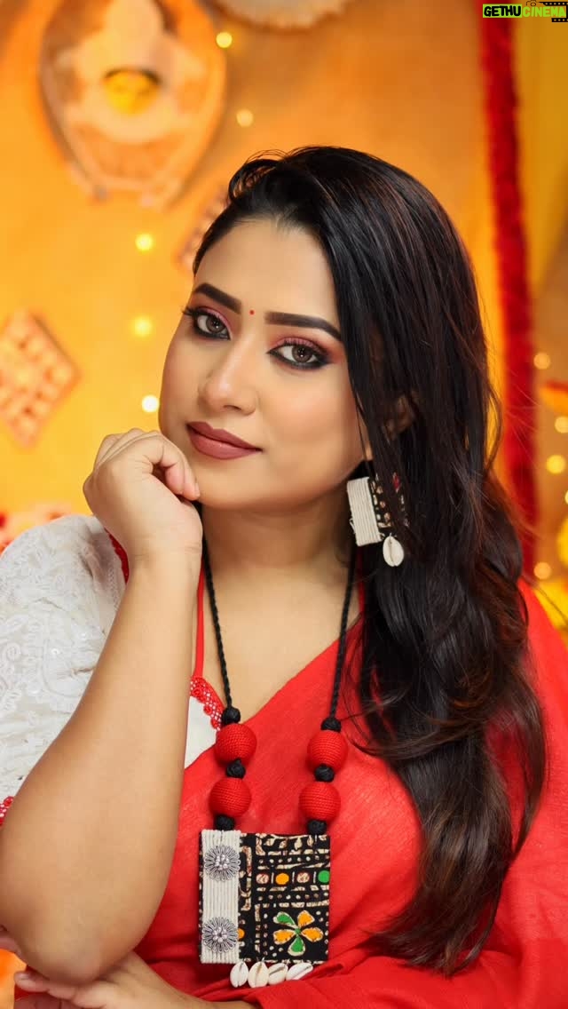 Barsha Patra - 5.1K Likes - দেবীপক্ষ লুক 4 🌼Comment "Link" ❤️লাল শাড়ির সঙ্গে সাদা ব্লাউজ আর গাঢ় কাজল – পুজোর সাজের জন্য একেবারে পারফেক্ট।সিম্পল সাজ, তবুও ফেস্টিভ ভাইব ✨
এই লুকটা কেমন লাগছে জানিও ❤️