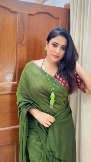 Barsha Patra Instagram - Meesho saree 294 bhabte parchi na just😎Comment "Link" For Saree, Blouse ❤️ Saree - Rs.294 Blouse - 375 ☺️Jewellery amk diyache @chitran_arts_crafts 🥰