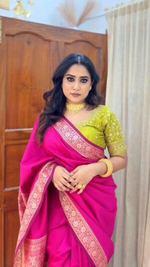 Barsha Patra Instagram - Comment "Link"❤️Saree @kalangkrita Blouse @meeshoapp . Golapi sareer ujjwalota ar halka sobuj blouse er contrast e toiri ekdom classic Pujor saj 🌸Dark smokey eye makeup, nude lips ar sonar goynay ei look ta ekshathe elegant ✨ abar festive vibe o!Durga Pujote perfect traditional yet glamorous touch 💕