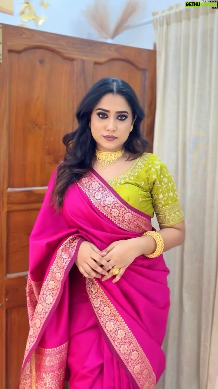 Barsha Patra - 4.2K Likes - Comment "Link"❤️Saree @kalangkrita Blouse @meeshoapp . Golapi sareer ujjwalota ar halka sobuj blouse er contrast e toiri ekdom classic Pujor saj 🌸Dark smokey eye makeup, nude lips ar sonar goynay ei look ta ekshathe elegant ✨ abar festive vibe o!Durga Pujote perfect traditional yet glamorous touch 💕