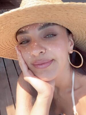 Begüm Akkaya Instagram - Follow the sun ☀️💕
.
.
.
.
#reklam