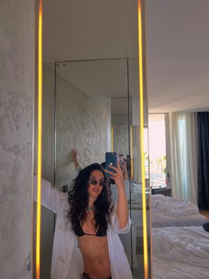 Begüm Akkaya Instagram - Follow the sun ☀️💕
.
.
.
.
#reklam