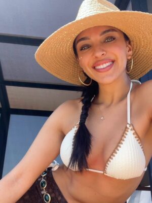 Begüm Akkaya Instagram - Follow the sun ☀️💕
.
.
.
.
#reklam