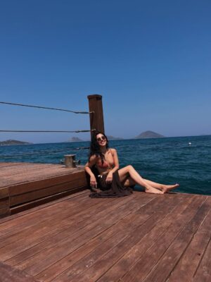 Begüm Akkaya Instagram - Follow the sun ☀️💕
.
.
.
.
#reklam