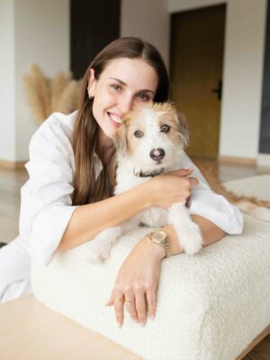 Belén Soto Instagram - Bienvenido Jack 🐾
Hace unos meses sentí que mi corazón se rompía en pedacitos… Cuando Ralph, el amor de mi vida, se fue en noviembre, juré que nunca más iba a poder abrirme a la idea de tener un nuevo compañero. El dolor era demasiado. Y cuando adoptamos a Hugo, llena de ilusiones, la vida me volvió a golpear: partió a la semana, enfermito, con un destino que no pudimos cambiar. En ese momento pensé que lo mejor era desistir, que ya no podía más.

Pero la vida es sabia y me mostró que la mejor manera de sanar no era cerrando el corazón, sino abrirlo aún más. Conocer la historia de Hugo me abrió los ojos: entendí que hay tantos peludos allá afuera esperando un hogar, esperando amor, esperando una familia.

Hoy, después de dos meses juntos, puedo decirles que Jack llegó para enseñarme que del duelo también nace la esperanza, y que la forma más linda de honrar a Ralph y a Hugo es seguir dando amor. 

Ojalá este mensaje llegue a muchos corazones y más personas se animen a adoptar. Porque cuando adoptas, no solo salvas una vida… también sanas la tuya.

Bienvenido a nuestra pequeña familia, Jack 🐶