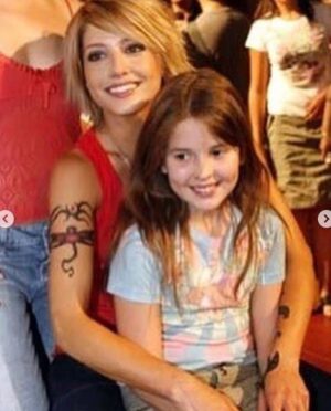 Belén Soto Instagram - Hoy está de cumpleaños mi amiga salvaje, mi catrala y la única e incomparable @maneswett. 19 años de amistad, de crecer y aprender de la vida juntas. 
Eres única ✨