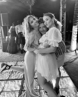 Belén Soto Instagram - Hoy está de cumpleaños mi amiga salvaje, mi catrala y la única e incomparable @maneswett. 19 años de amistad, de crecer y aprender de la vida juntas. 
Eres única ✨
